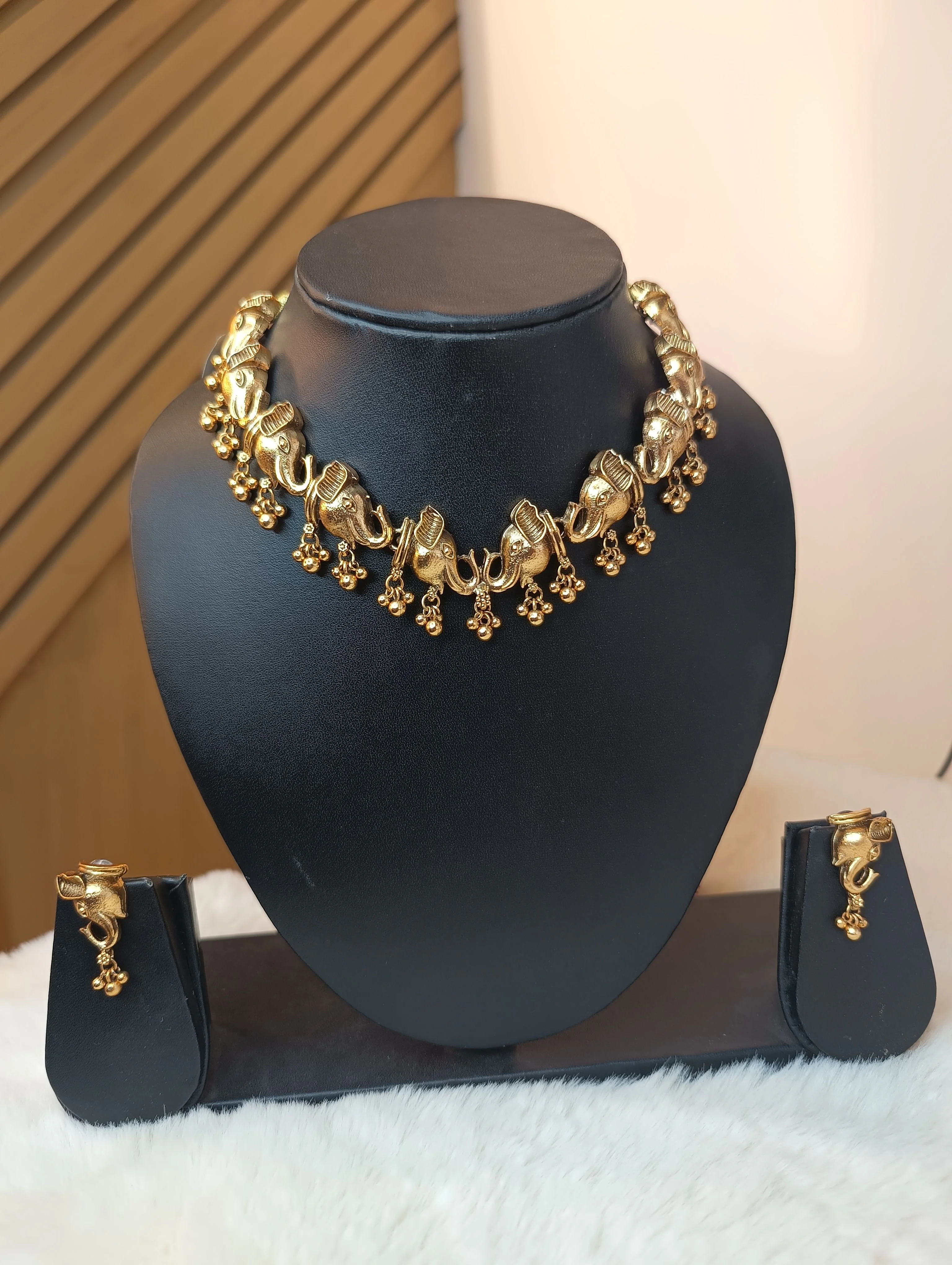 Traditional temple-style choker